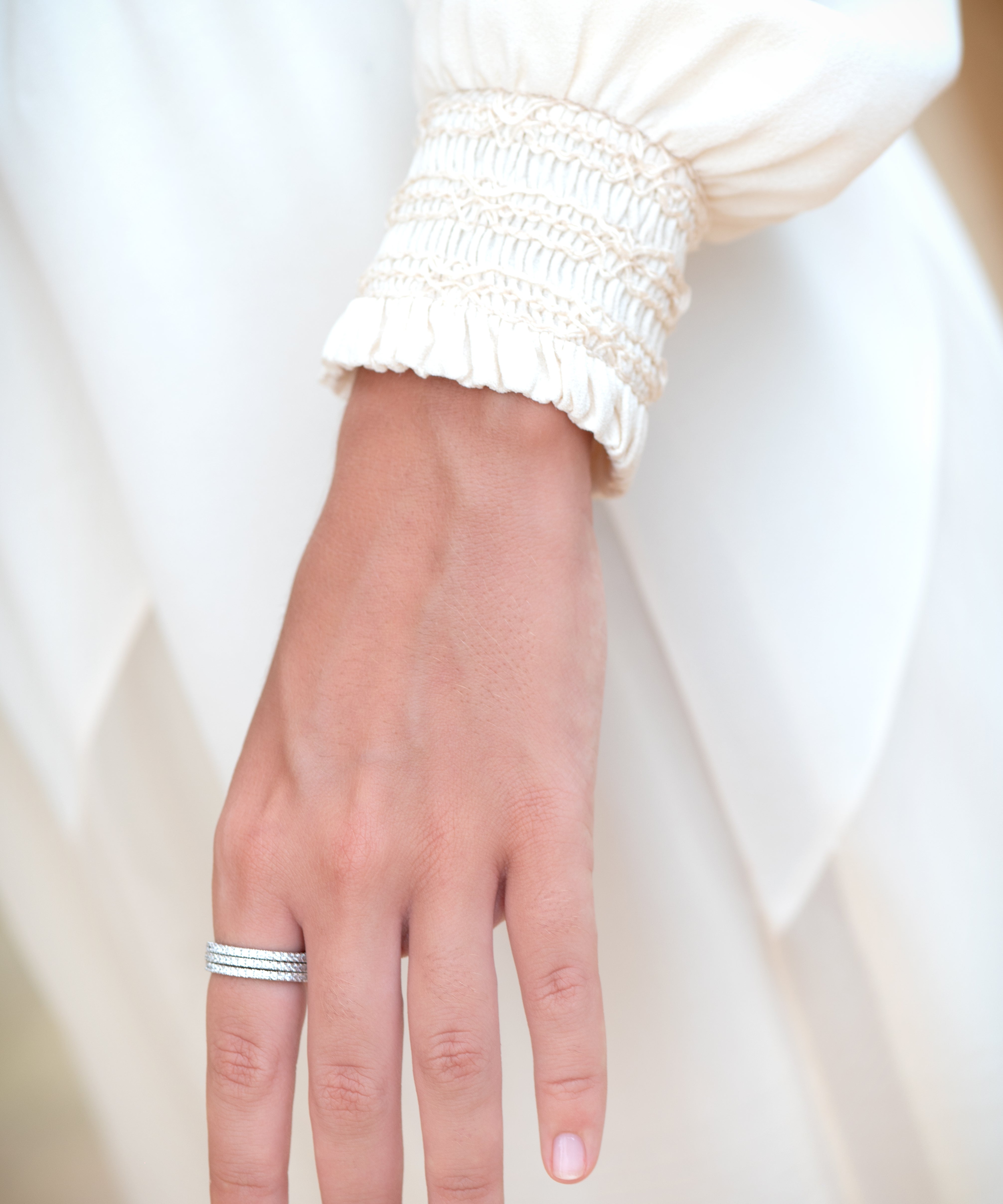 Anillo alianza de plata de Ley con circonitas blancas, talla brillante, atemporal, perfecto para uso diario de LAURENSONS