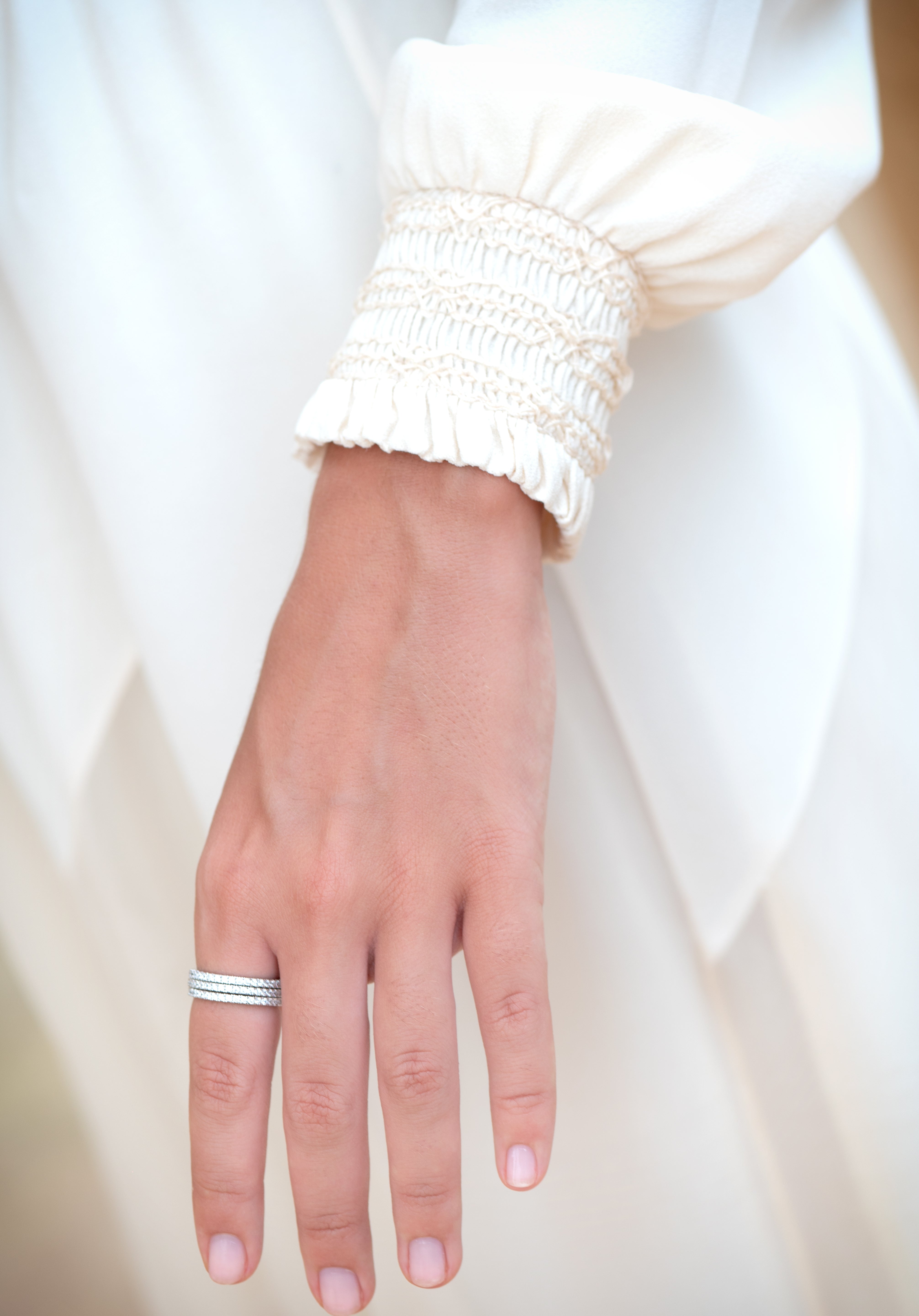 Anillo alianza de plata de Ley con circonitas blancas, talla brillante, atemporal, perfecto para uso diario de LAURENSONS