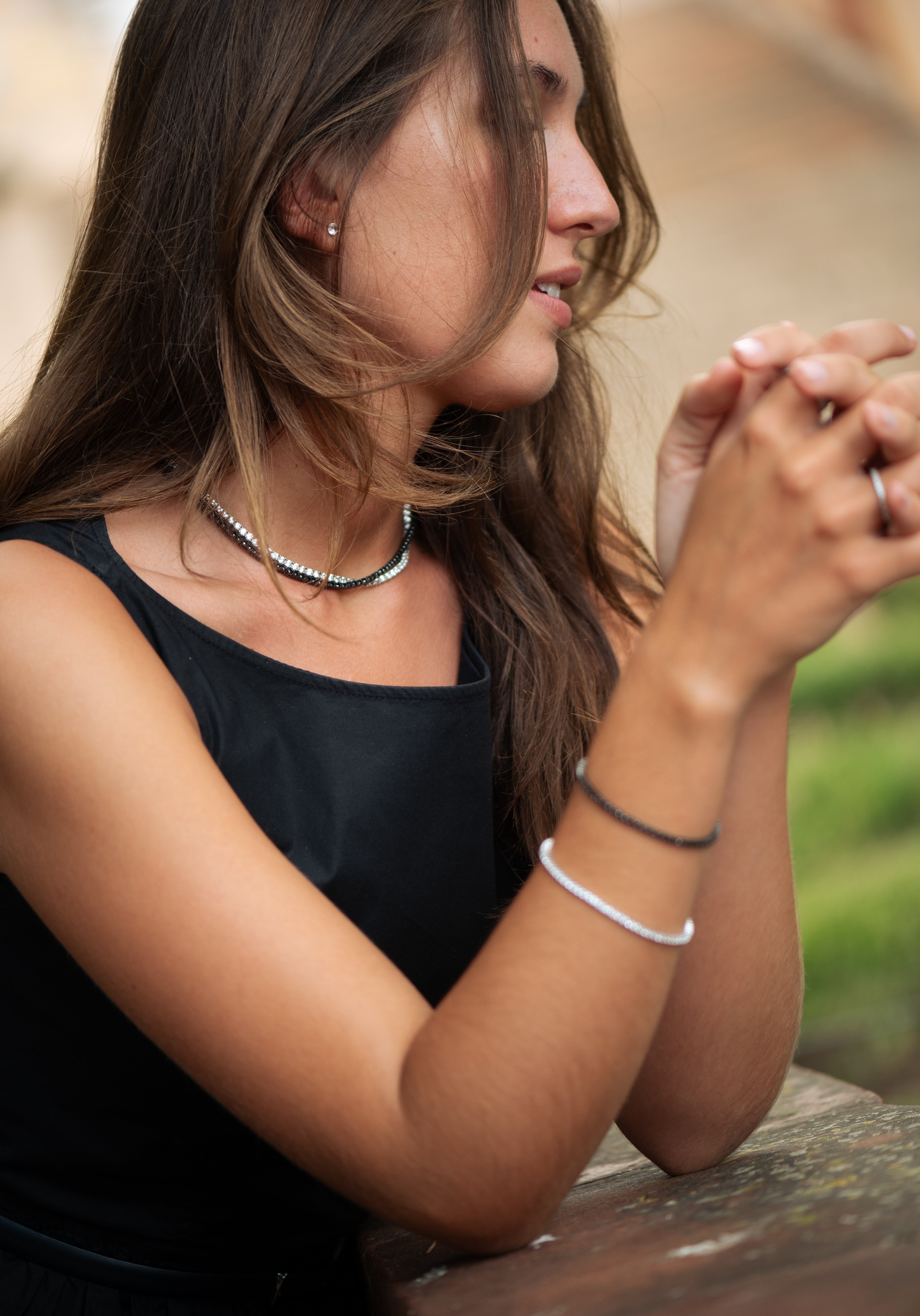 Collar riviere de plata con circonitas blancas o negras, elegante y versátil, perfecto para uso diario de LAURENSONS