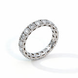 alianza de diamante de laboratorio talla brillante montada en oro blanco de 14K