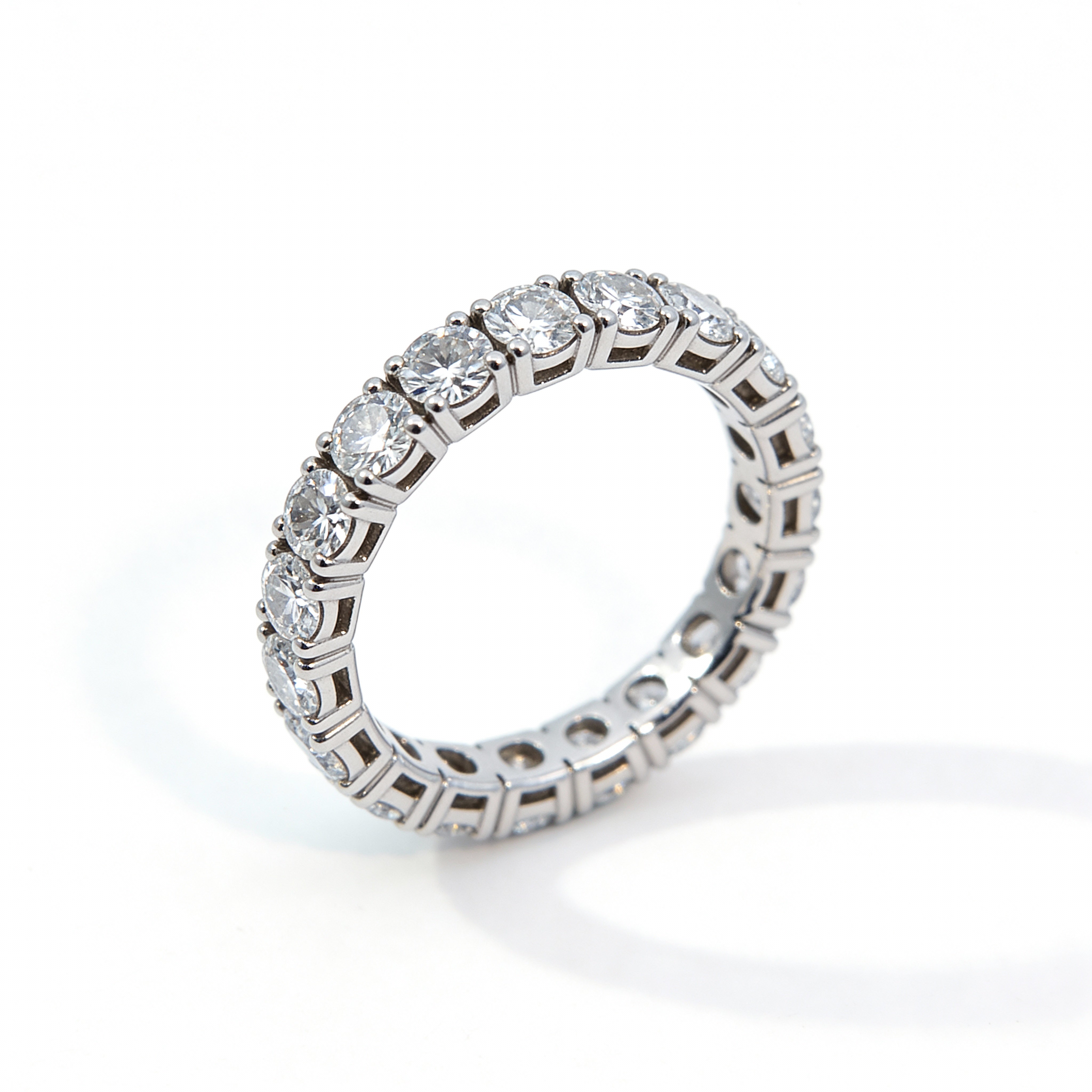 alianza de diamante de laboratorio talla brillante montada en oro blanco de 14K