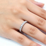 alianza de diamante de laboratorio talla brillante montada en oro blanco de 14K