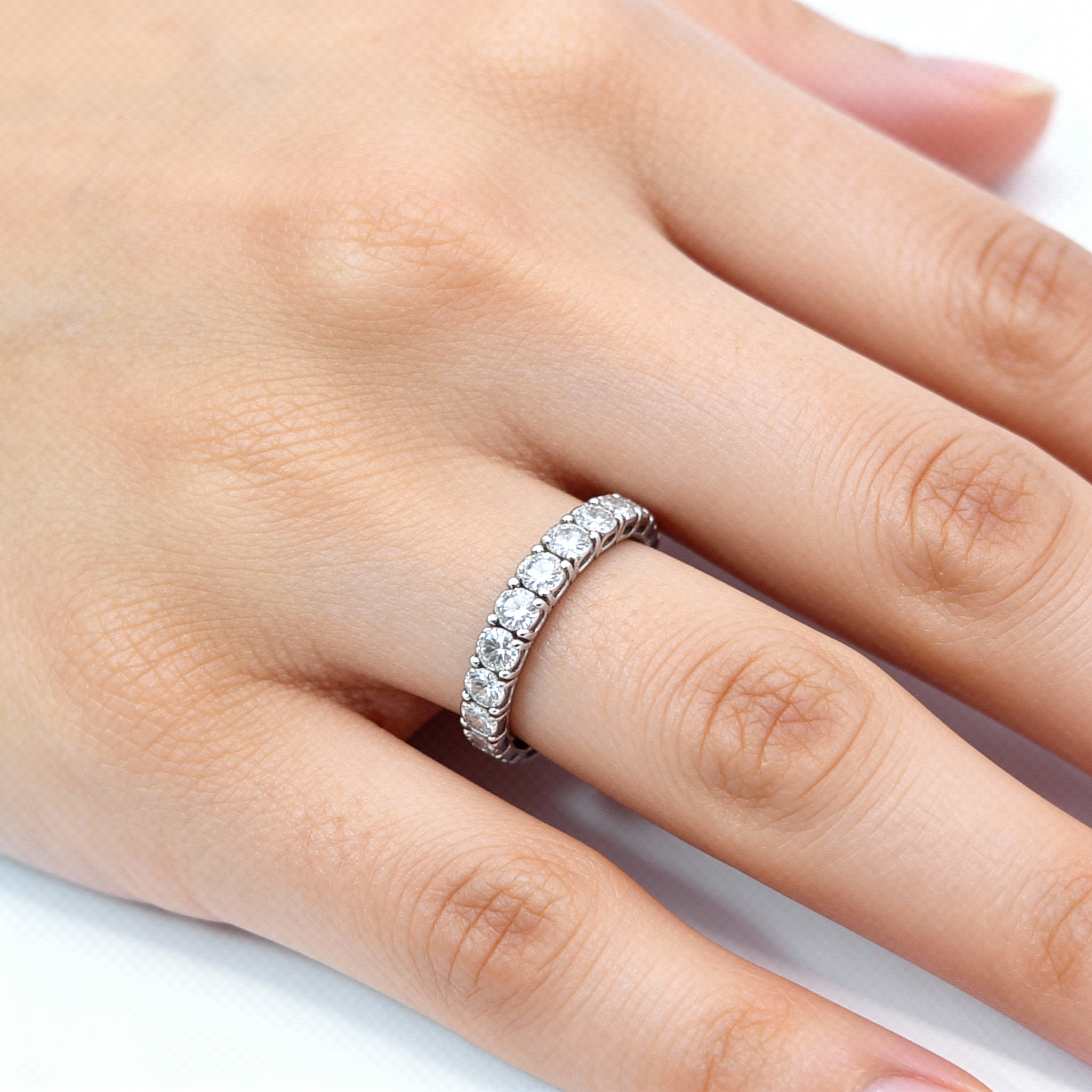 alianza de diamante de laboratorio talla brillante montada en oro blanco de 14K