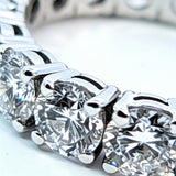 alianza de diamante de laboratorio talla brillante montada en oro blanco de 14K