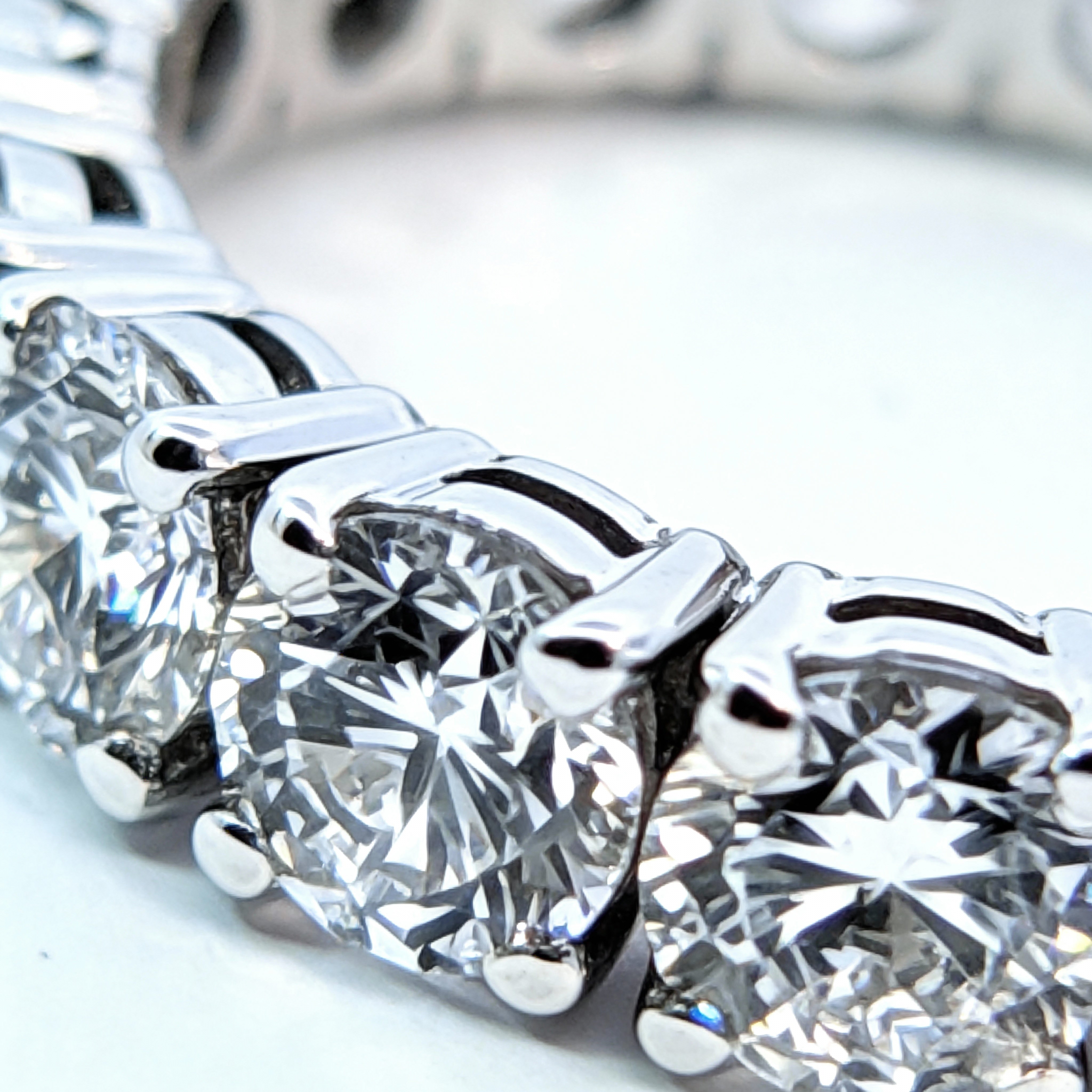 alianza de diamante de laboratorio talla brillante montada en oro blanco de 14K