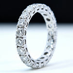 alianza de diamante de laboratorio talla brillante montada en oro blanco de 14K