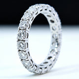 alianza de diamante de laboratorio talla brillante montada en oro blanco de 14K