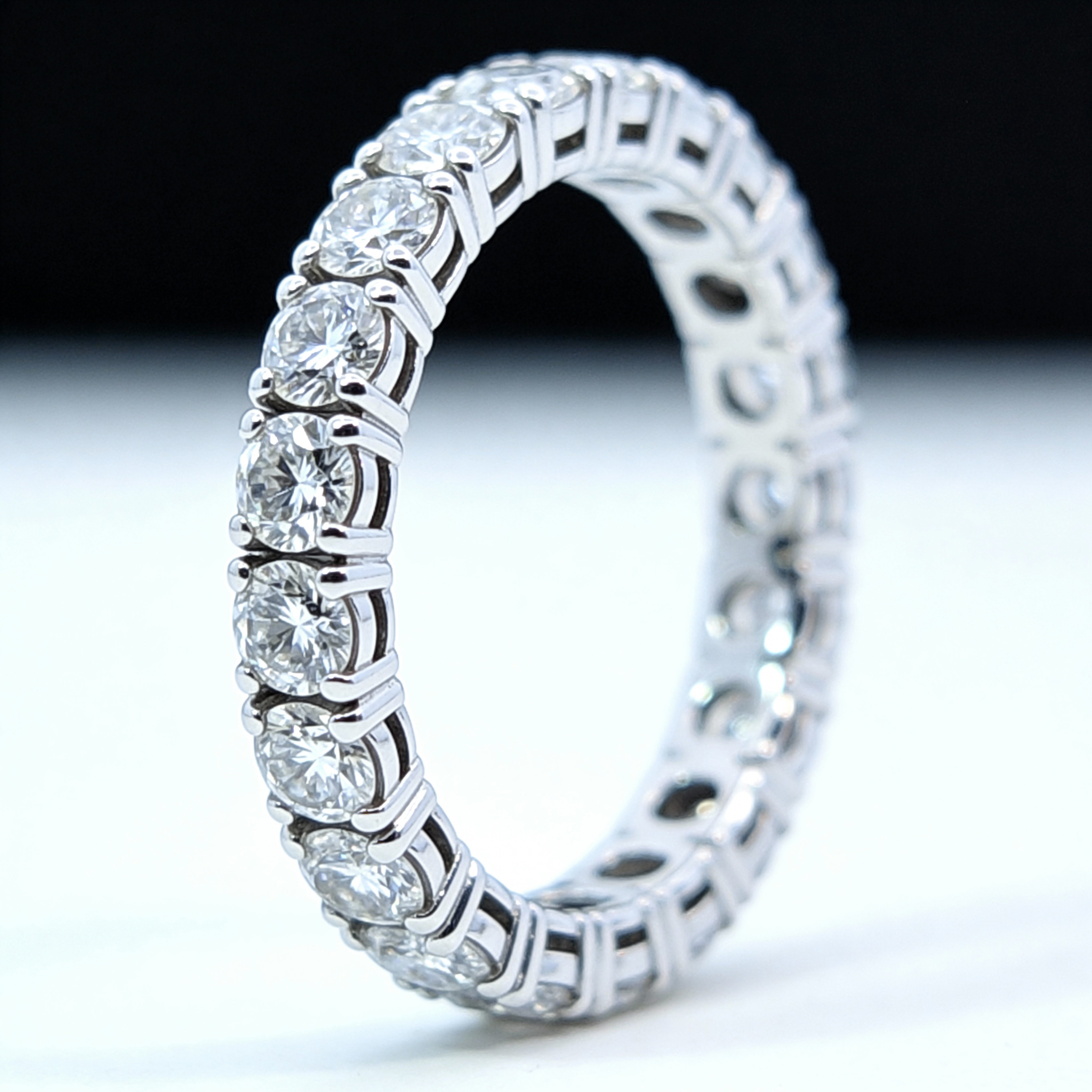 alianza de diamante de laboratorio talla brillante montada en oro blanco de 14K