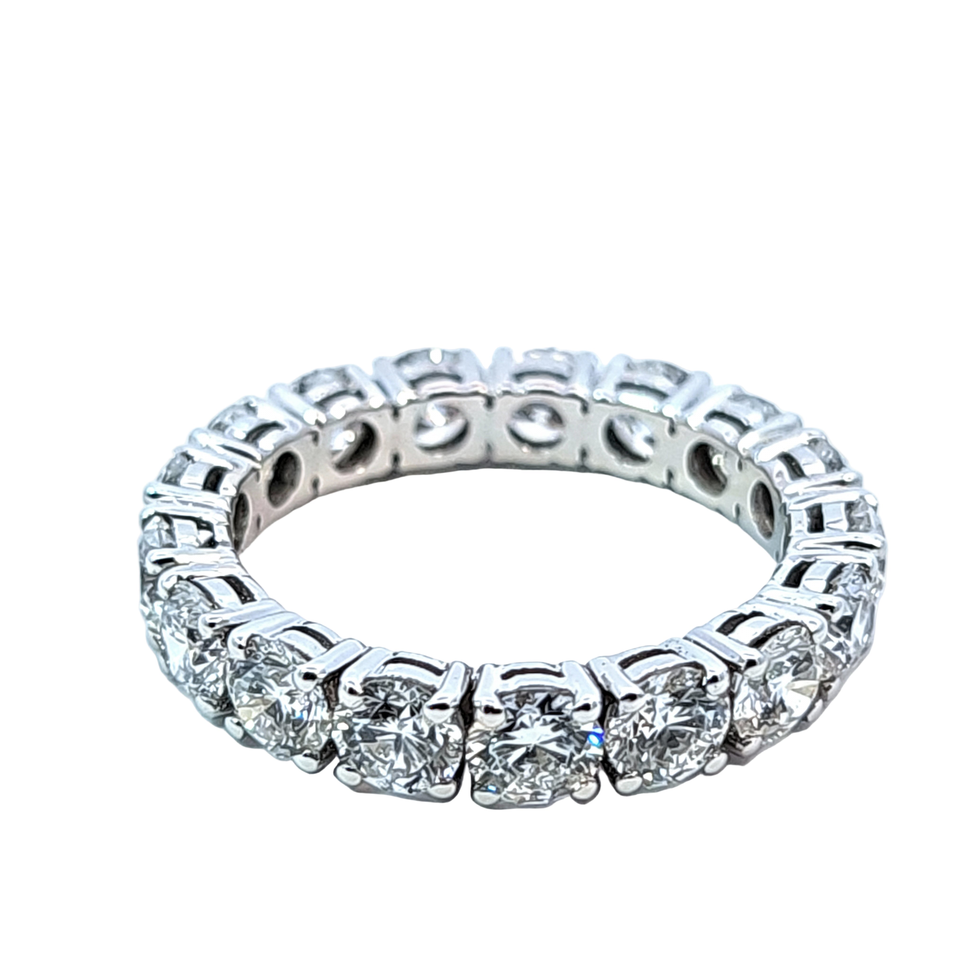 alianza de diamante de laboratorio talla brillante montada en oro blanco de 14K