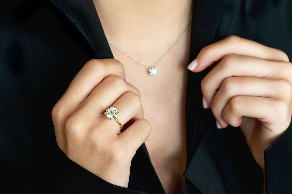 Este anillo en oro 18K con diamante de laboratorio es una promesa moderna: pura, brillante y con significado.