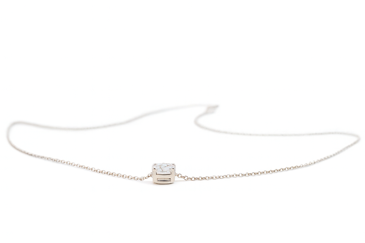 Colgante de oro blanco 18K con diamante de laboratorio de 1ct. Brillo intenso, diseño sofisticado y longitud ajustable. Belleza atemporal y lujo responsable.