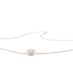 Colgante de oro blanco 18K con diamante de laboratorio de 1ct. Brillo intenso, diseño sofisticado y longitud ajustable. Belleza atemporal y lujo responsable.
