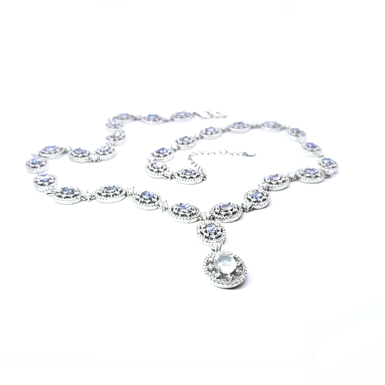 Collar de plata de ley con tanzanitas azules y circonitas. Una joya exclusiva, artesanal de LAURENSONS