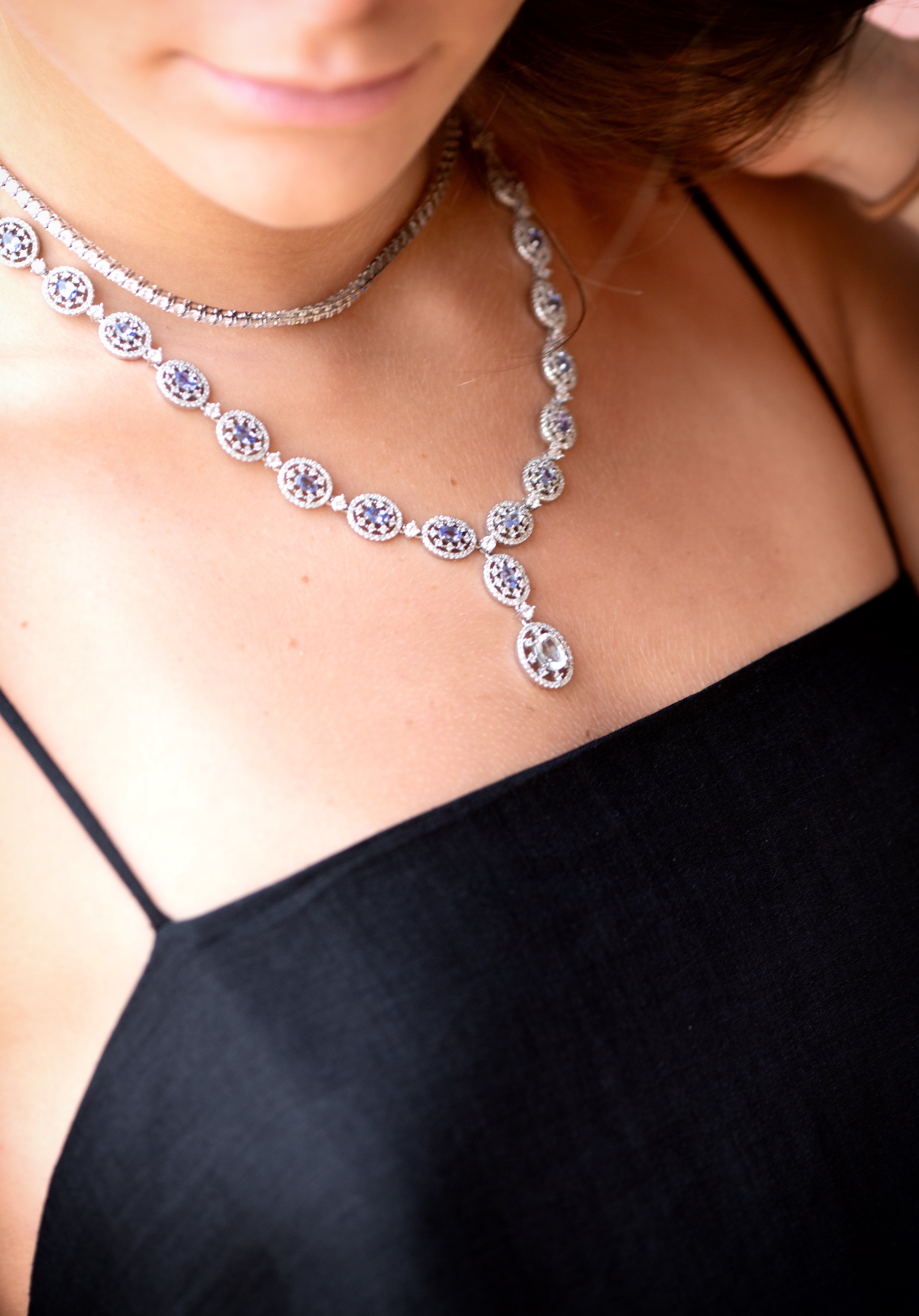 Collar de plata de ley con tanzanitas azules y circonitas. Una joya exclusiva, artesanal de LAURENSONS