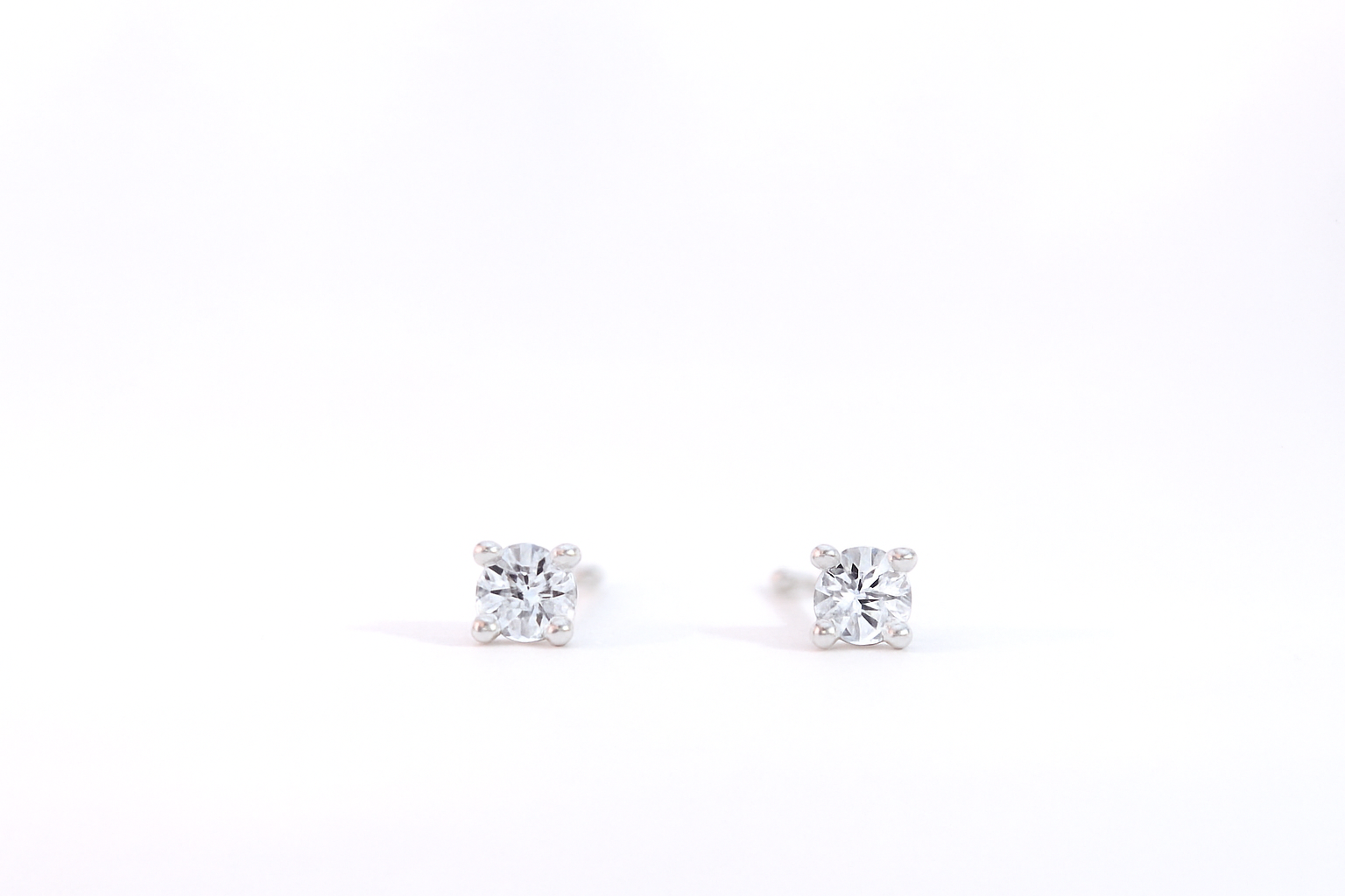 Elegantes pendientes solitario en oro 18K con diamante de laboratorio. Brillo puro y diseño atemporal.