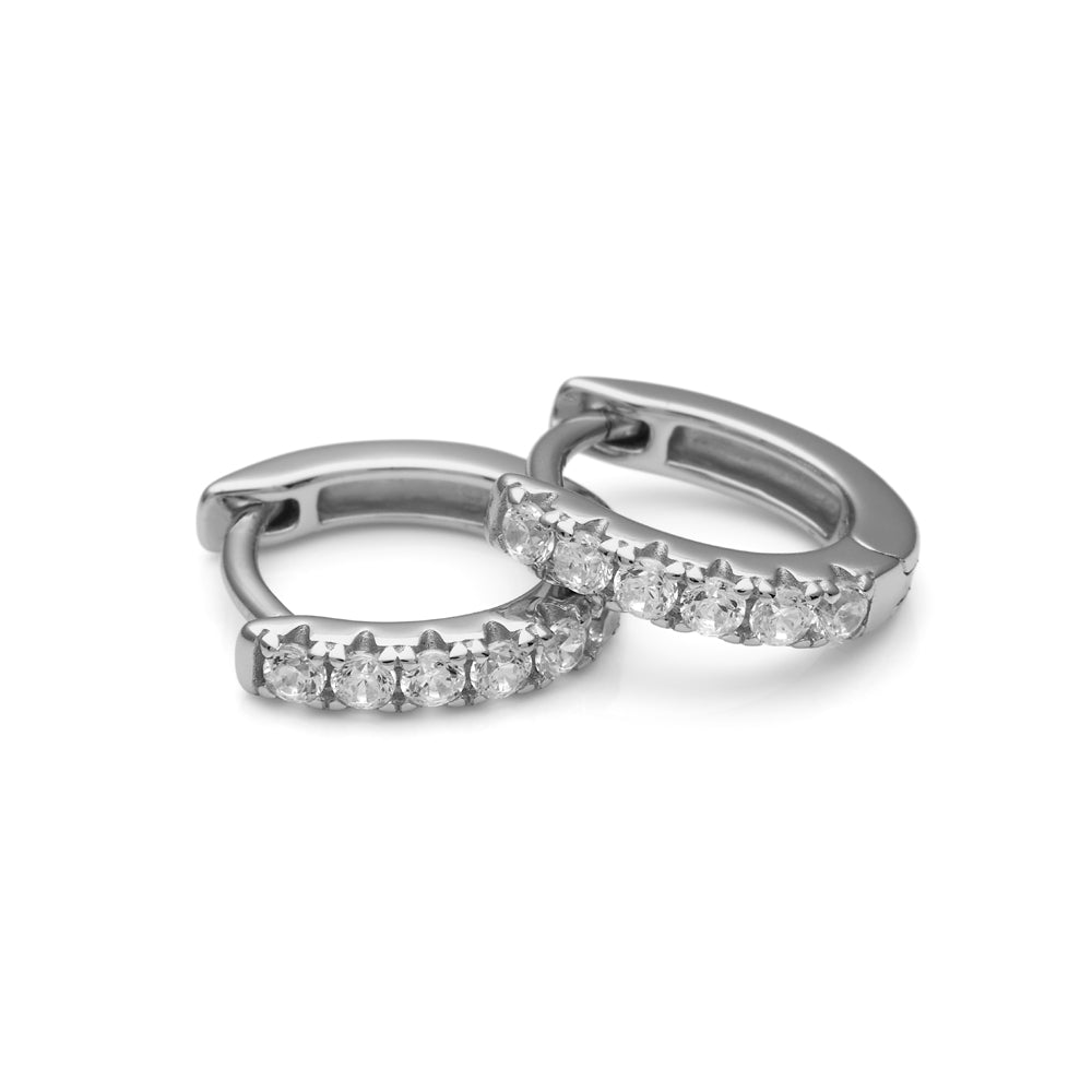 Pendientes de aro tipo criolla de plata rodiada y circonitas blancas, un básico versátil y cómodos de LAURENSONS