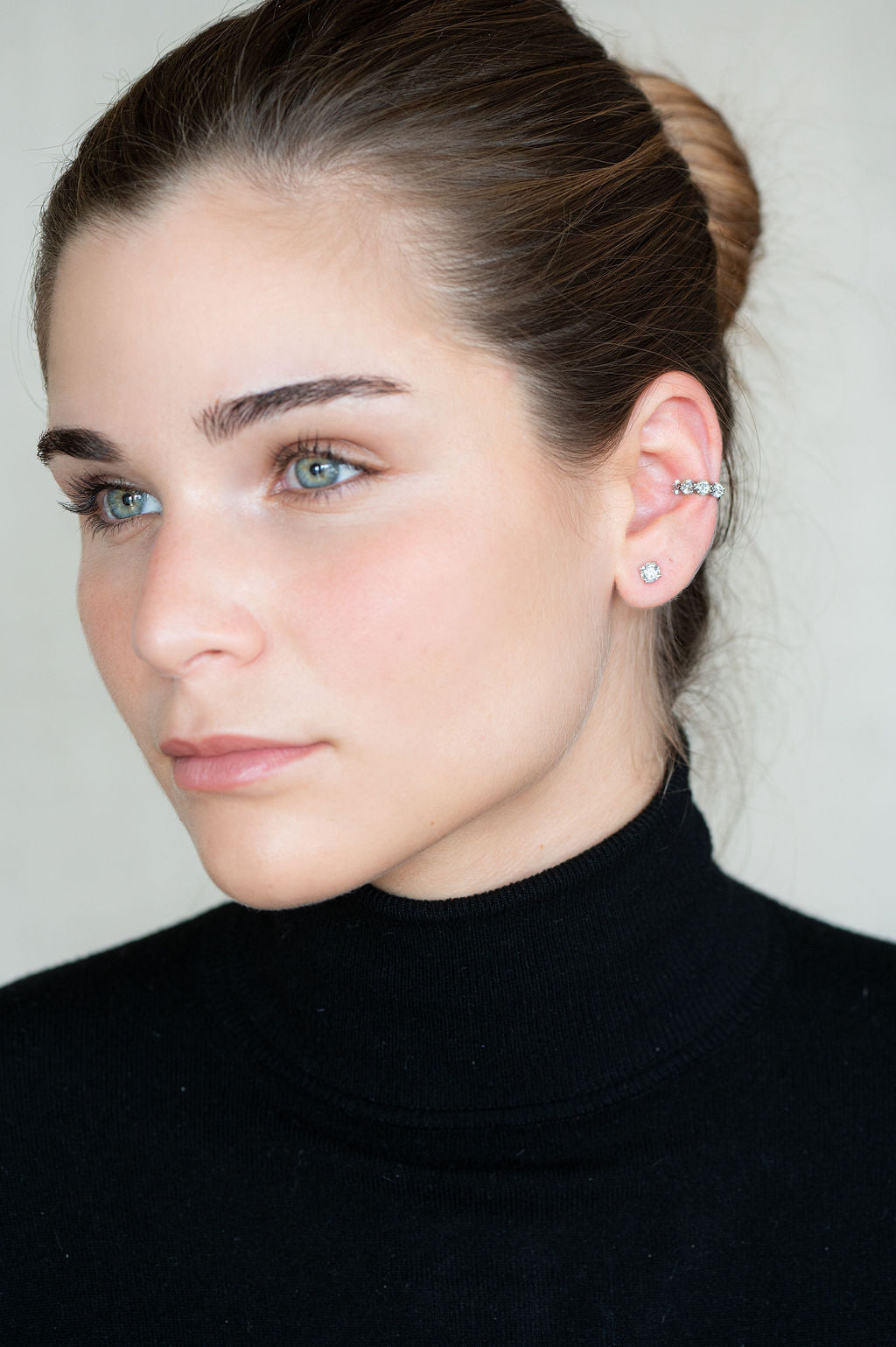 pendiente solitario con pendiente criolla en oro blanco y diamante de laboratorio