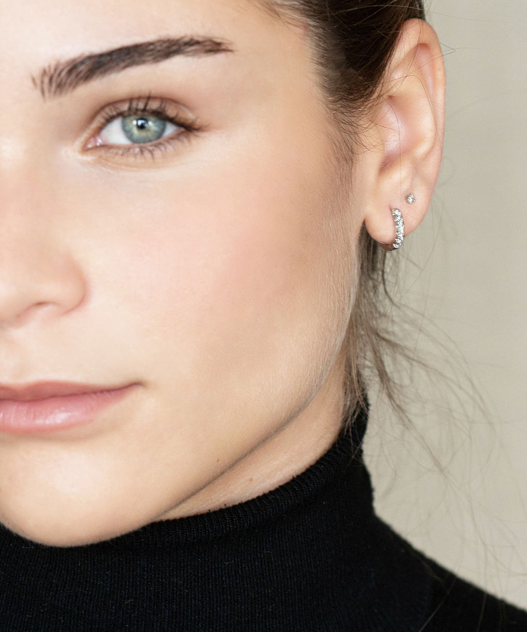 Pendientes de aro tipo criolla de plata rodiada o con baño de oro amarillo y circonitas blancas.