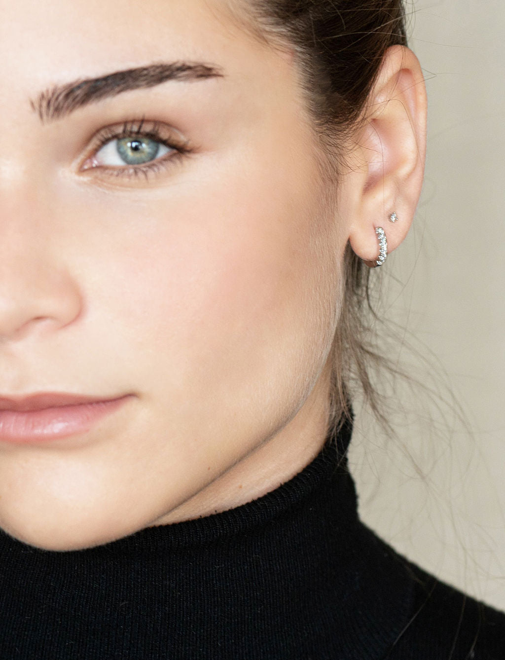 Pendientes de aro tipo criolla de plata rodiada o con baño de oro amarillo y circonitas blancas.