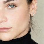 Pendientes de aro tipo criolla de plata rodiada o con baño de oro amarillo y circonitas blancas.