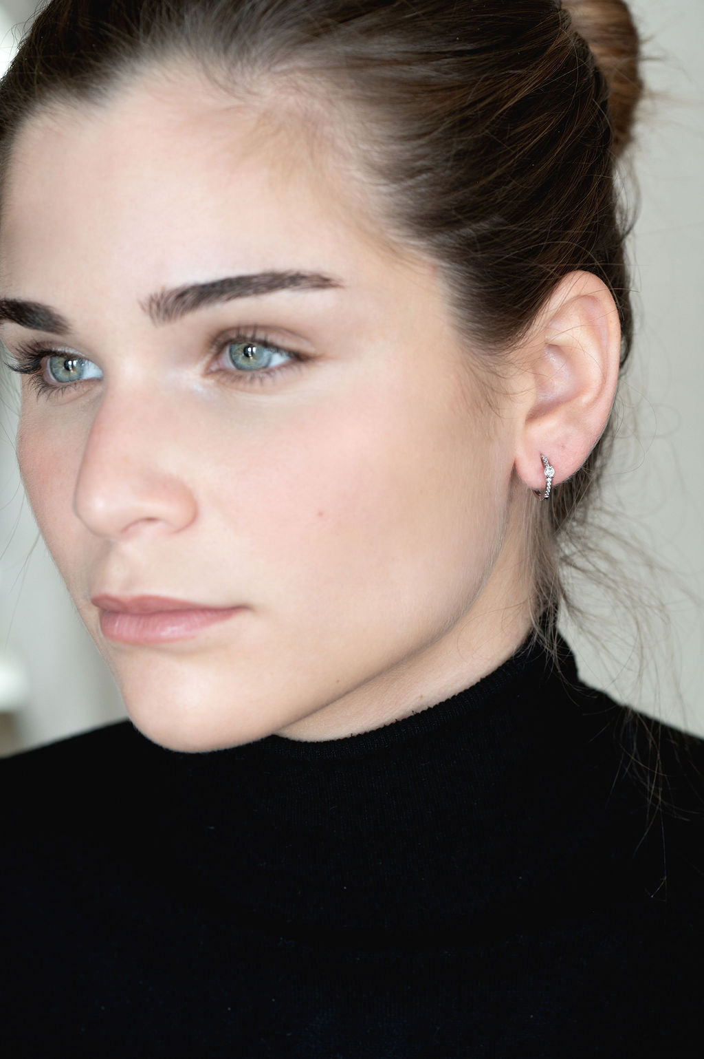 Pendientes criolla en plata de ley, disponibles con baño de rodio o en oro amarillo de 18k, con circonita blanca central.