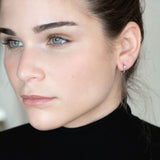 Pendientes criolla en plata de ley, disponibles con baño de rodio o en oro amarillo de 18k, con circonita blanca central.