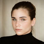 Pendientes trepadores de plata con circonitas blancas.