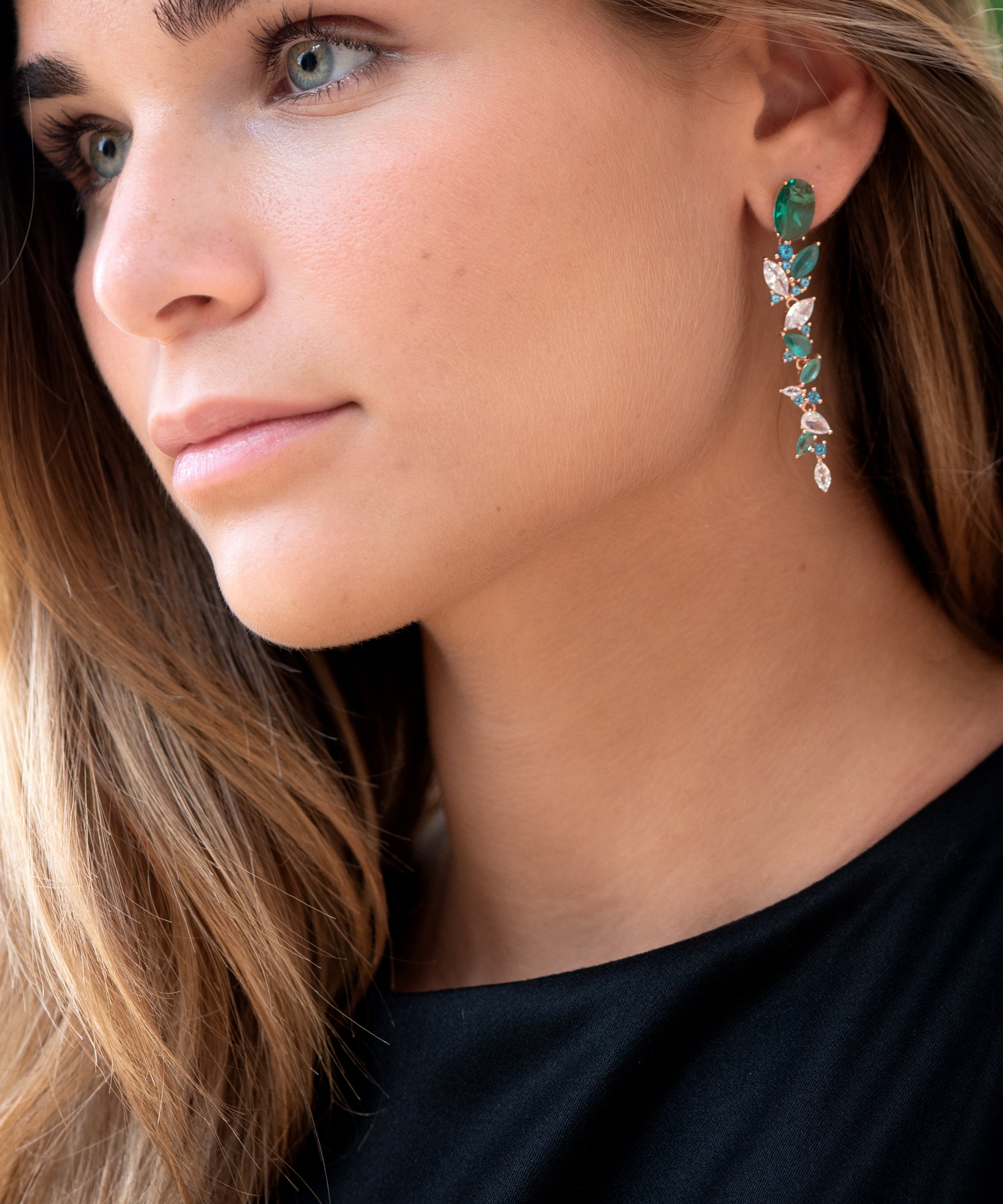 Pendientes de plata con circonitas verdes y blanca. Un diseño elegante y sofisticado perfecto para ocasiones de LAURENSONS