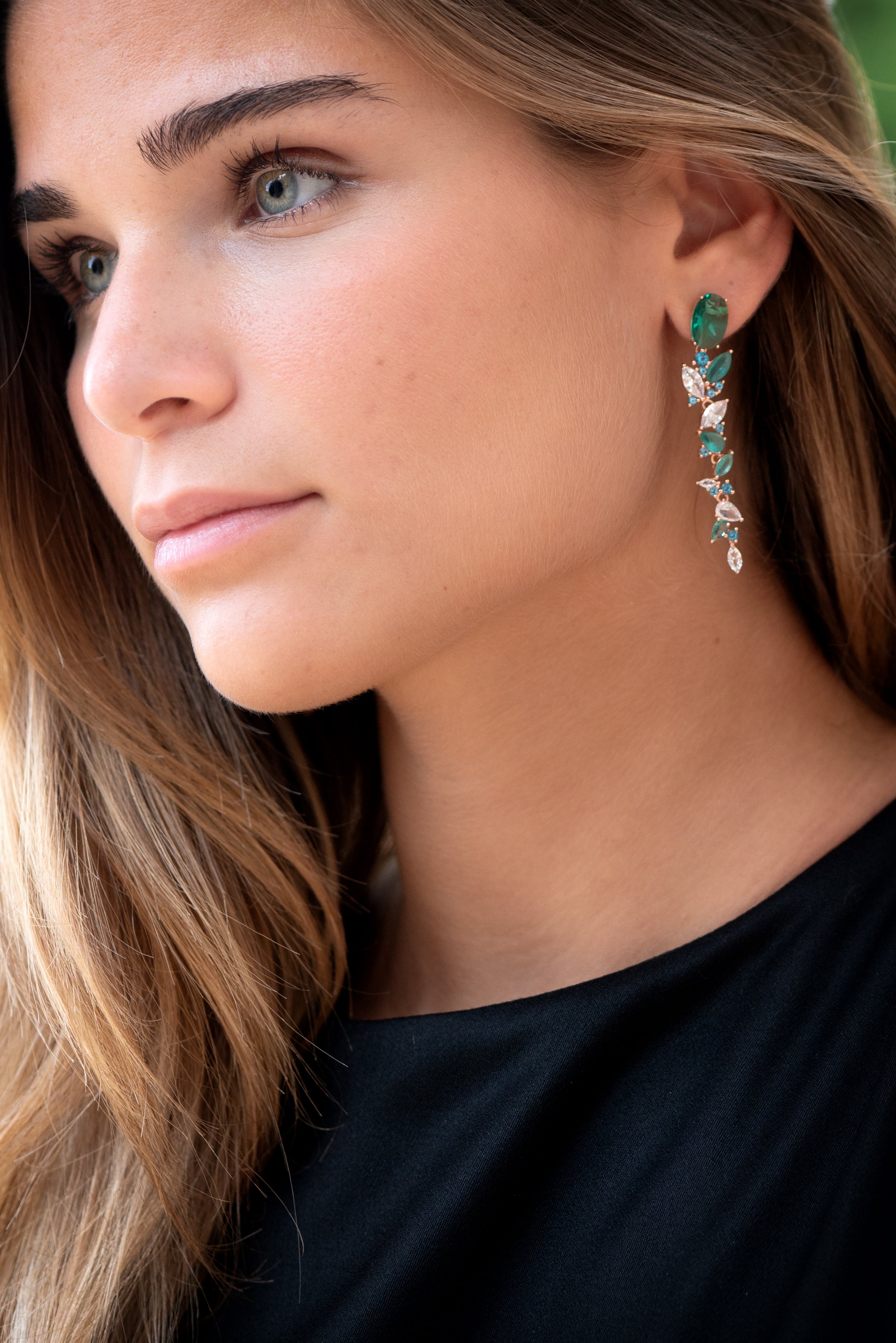 Pendientes de plata con circonitas verdes y blanca. Un diseño elegante y sofisticado perfecto para ocasiones de LAURENSONS