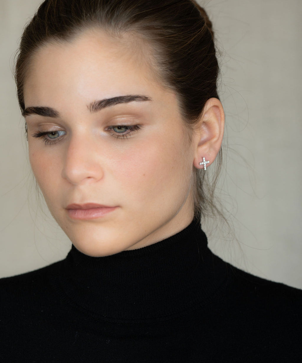 Pendientes de cruz de plata rodiada o con baño de oro 18k con circonitas blancas.