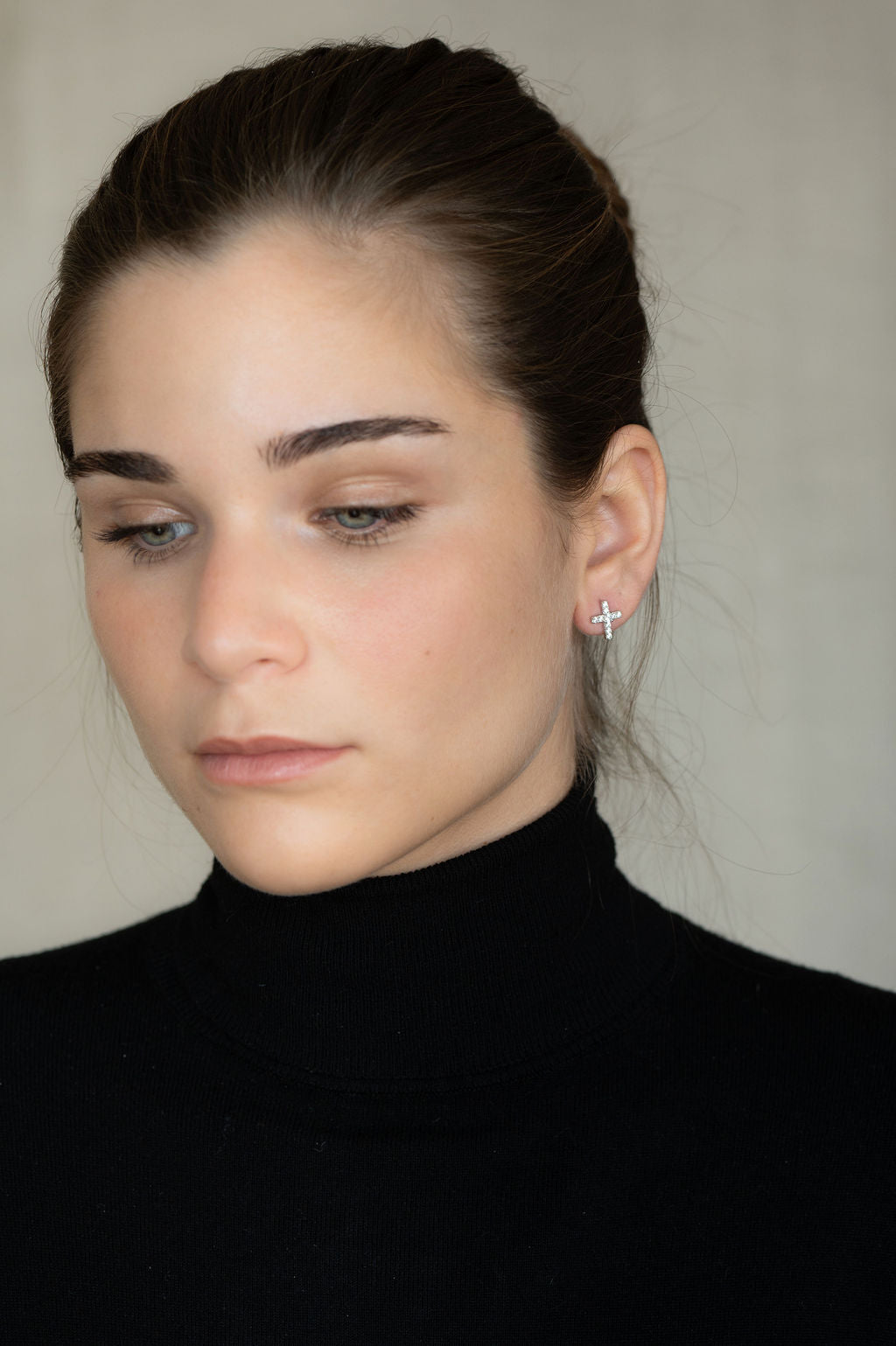 Pendientes de cruz de plata rodiada o con baño de oro 18k con circonitas blancas.