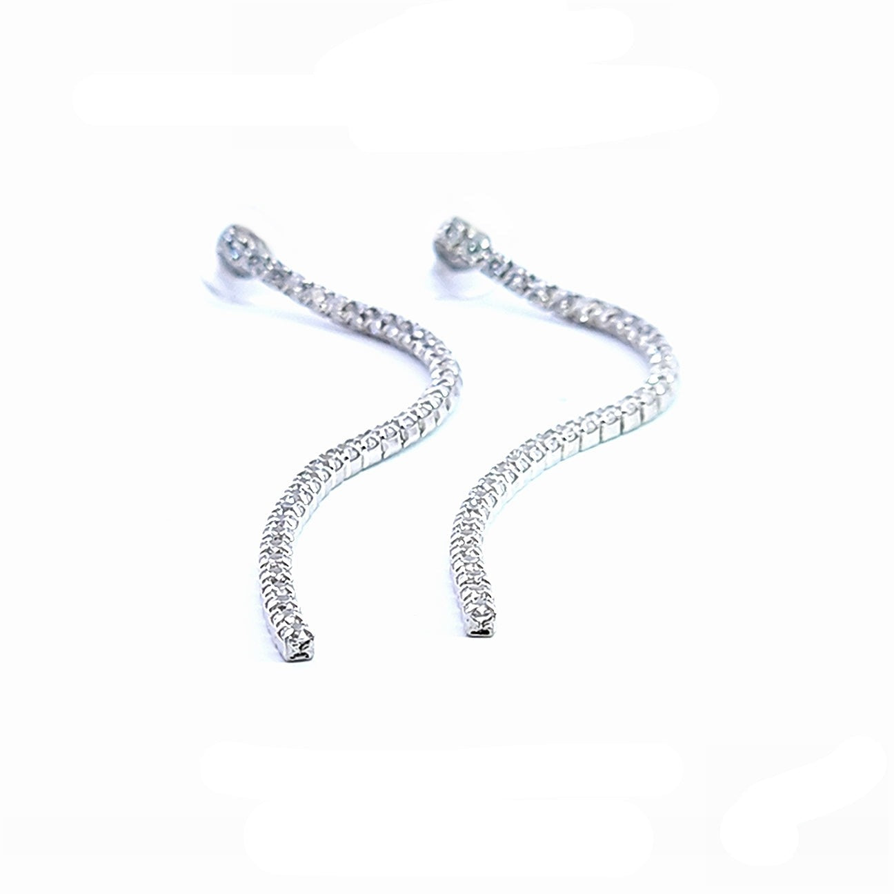 Pendientes riviere de plata rodiada con circonitas blancas. Elegante, minimalista y versátil, perfectos para uso diario de LAURENSONS