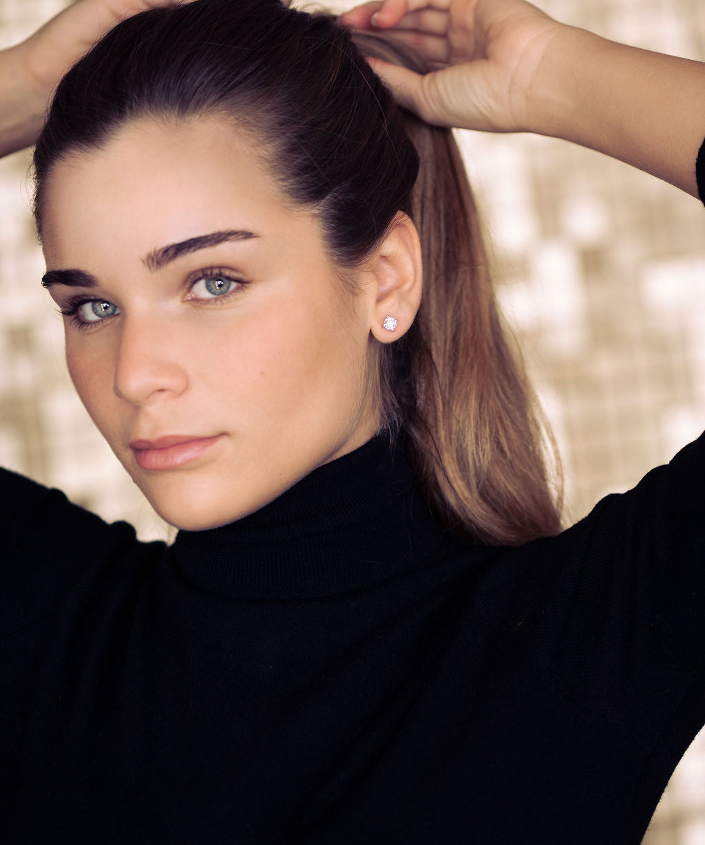 Elegantes pendientes solitario en oro 18K con diamante de laboratorio. Brillo puro y diseño atemporal.