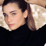 Elegantes pendientes solitario en oro 18K con diamante de laboratorio. Brillo puro y diseño atemporal.