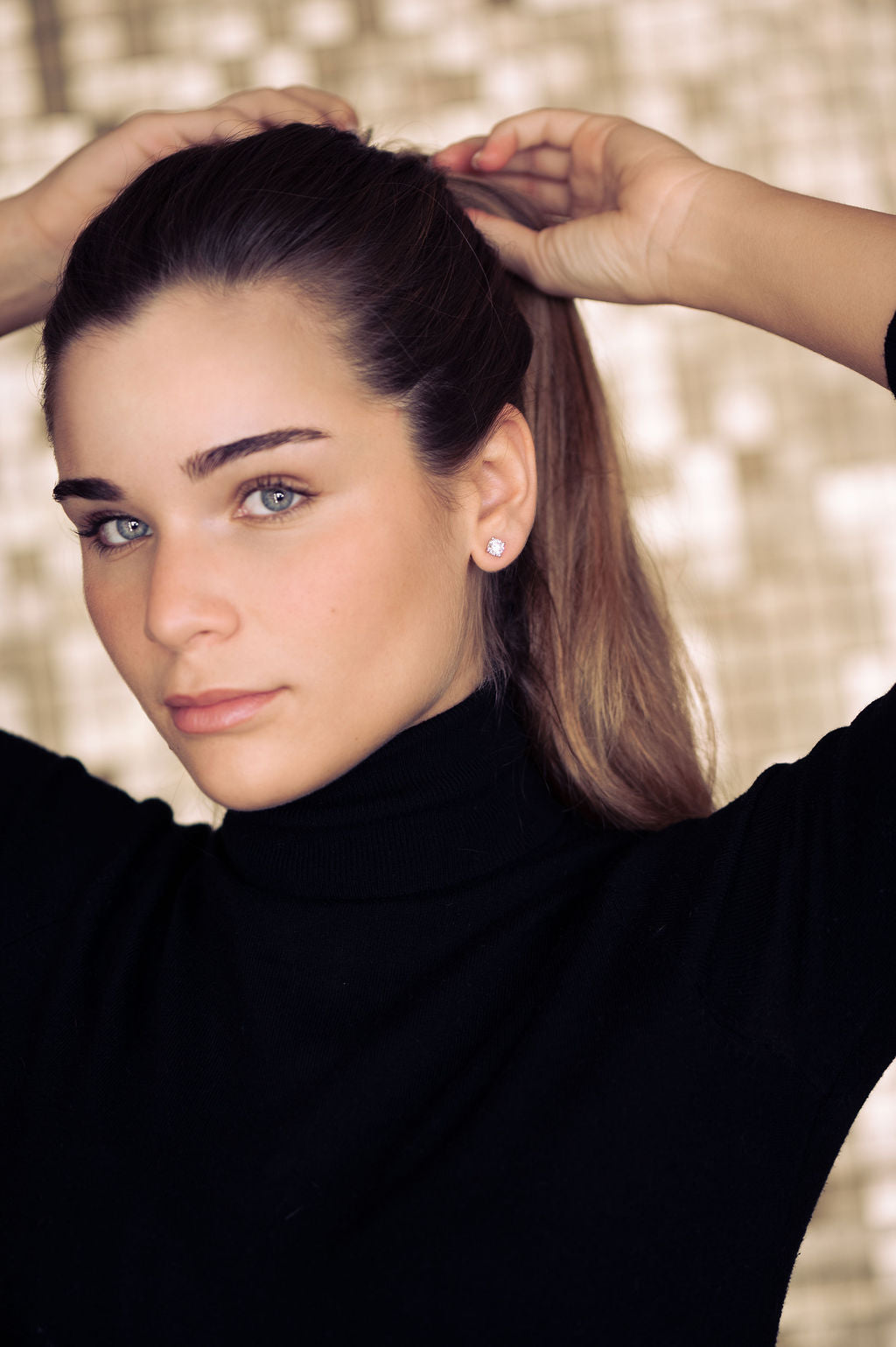 Elegantes pendientes solitario en oro 18K con diamante de laboratorio. Brillo puro y diseño atemporal.