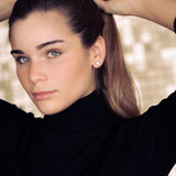 Elegantes pendientes solitario en oro 18K con diamante de laboratorio. Brillo puro y diseño atemporal.