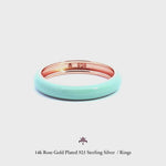 Anillo de plata en oro rosa con el encanto sereno del esmalte verde menta de LAURENSONS