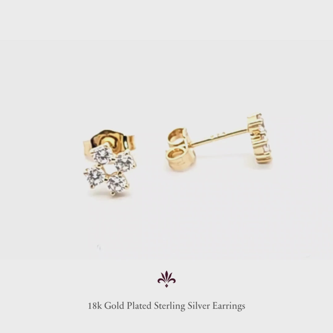 Pendientes cruz cuadrada, en plata rodiada con baño de oro 18k, con circonitas blancas Un diseño original de LAURENSONS