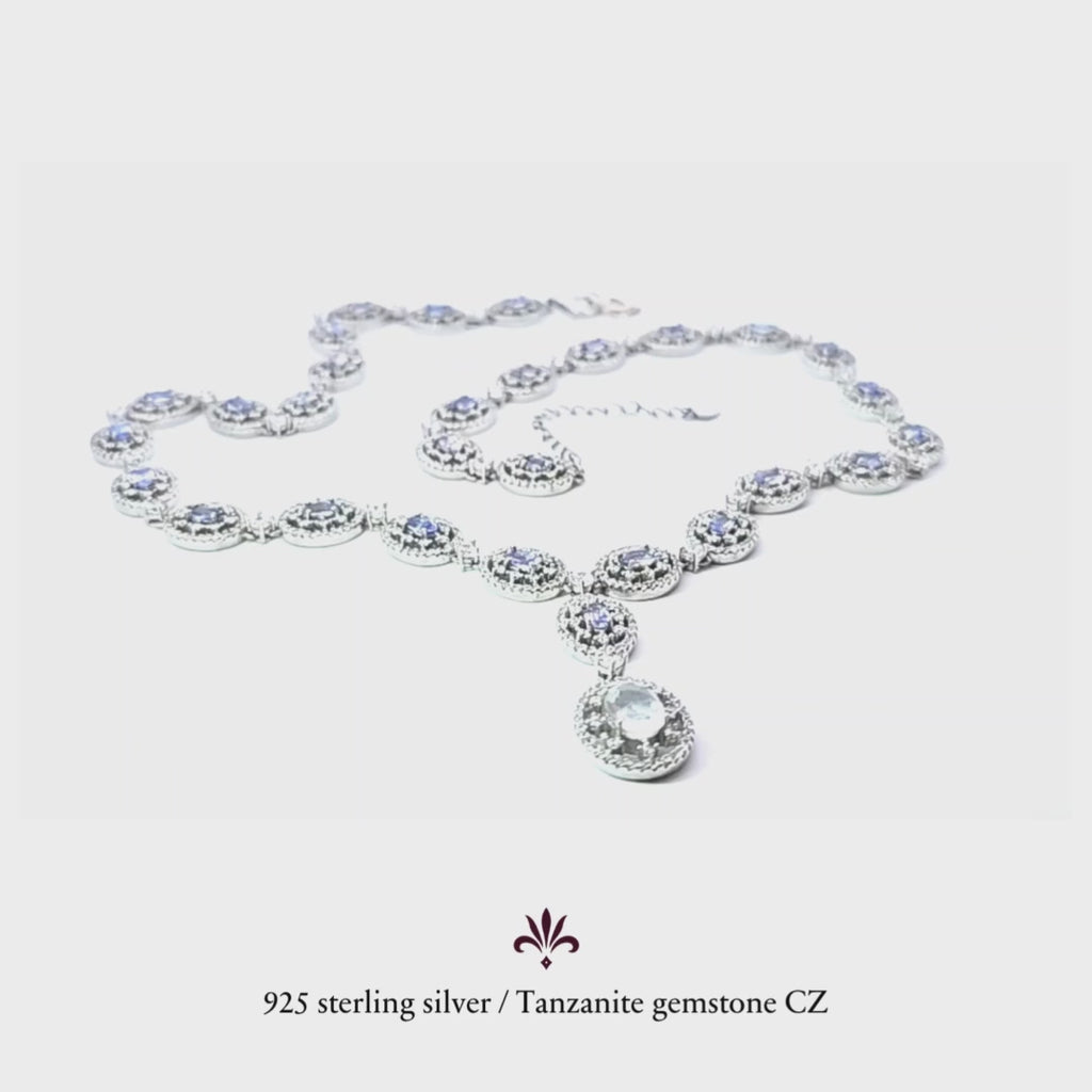 Collar de plata de ley con tanzanitas azules y circonitas. Una joya exclusiva, artesanal de LAURENSONS